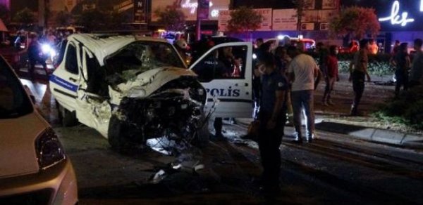 Türkiyədə polislərin olduğu xidməti avtomobil ağır qəza törətdi: Ölən və xəsarət alanlar var - VİDEO