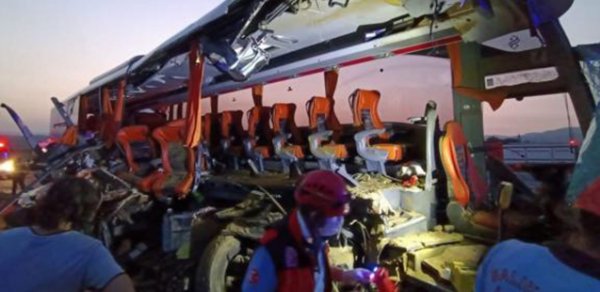 Türkiyədə avtobus yük avtomobili ilə toqquşdu - 9 nəfər öldü