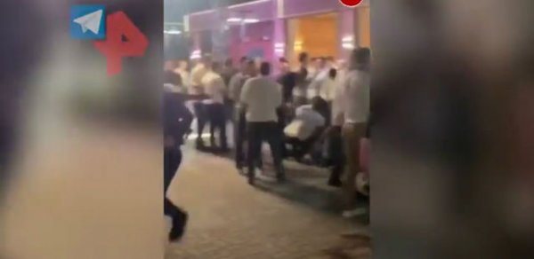 Rusiyada restoranın işçiləri ilə qonaqlar arasında kütləvi dava oldu - VİDEO