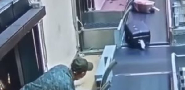 Rusiyada sərnişin yük zolağı vasitəsilə təyyarəyə minməyə çalışıb – VİDEO
