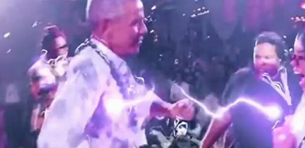 Obama karantin qaydalarını belə pozdu - VİDEO