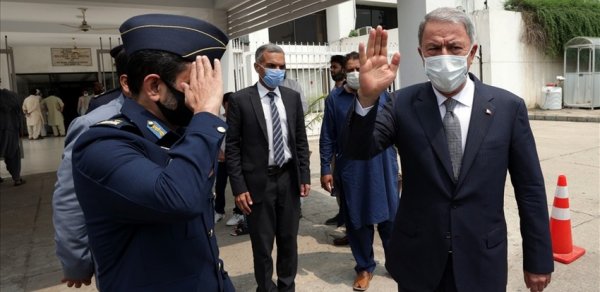 Hulusi Akar Pakistanlı nazirlə görüşdü