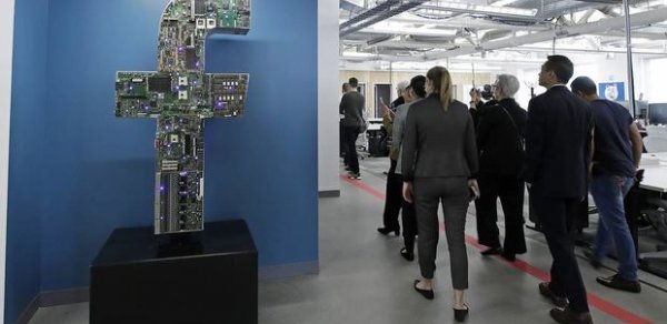 “Facebook” işçilərinin ofislərə qayıtmasını 2022-ci ilə qədər təxirə saldı