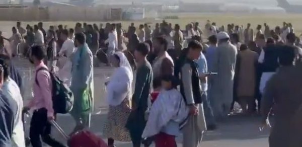 ABŞ hərbçiləri Kabil aeroportuna daxil olmağa çalışan insanlara atəş açıb: Ölənlər var 