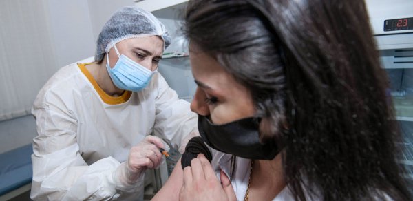 İnsanlara koronavirus peyvəndi əvəzinə duzlu su vuruldu