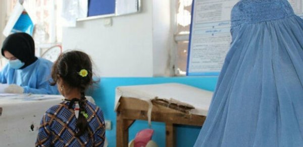“Taliban” qadın səhiyyə işçilərini işə qayıtmağa çağırdı
