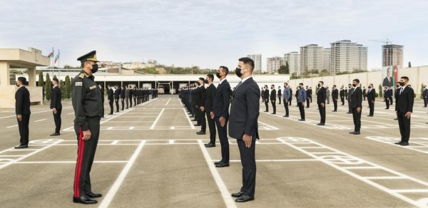 Vilayət Eyvazov sıra baxışı keçirdi