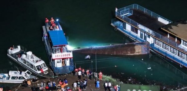 Çində sərnişin gəmisi aşıb: Ölən və itkin düşənlər var