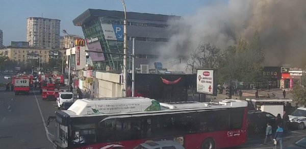 Bakıda ticarət mərkəzi yanır - yanğın ətrafdakı obyektlərə keçib - YENİLƏNİB