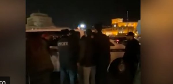 Ermənilərin gecə həmləsi: Deputatlarımızın qaldığı otelə hücum çəkdilər - VİDEO