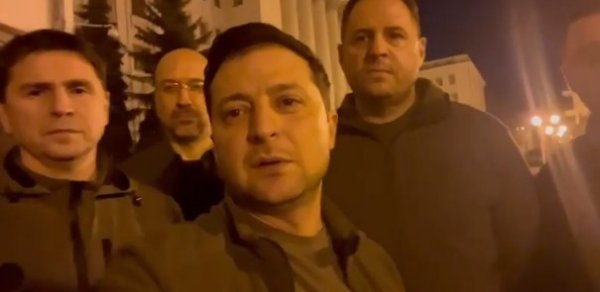Zelenski hökumət üzvləri ilə birgə küçədən video paylaşdı: “Biz buradayıq”