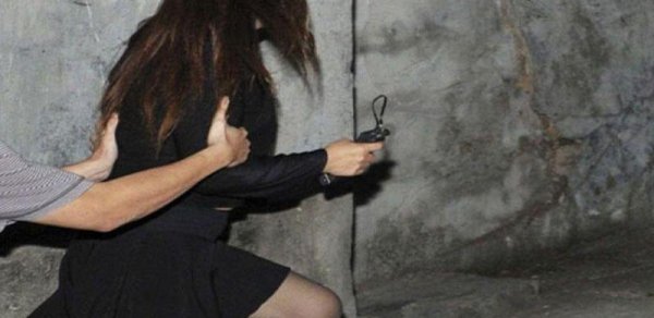 Bakıda 34 yaşlı kişi sevgilisini gecəyarısı küçədə döydü - TƏFƏRRÜAT