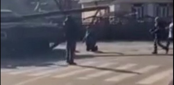 Ukraynada hər kəs ondan danışır: Əliyalın tankın qarşısını kəsdi - VİDEO