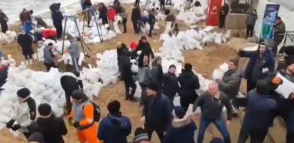 Odessada insanlar qum torbaları ilə müdafiə səddi qururlar - VİDEO