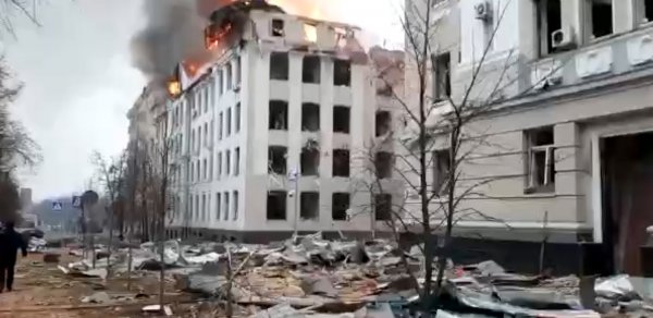 Xarkovun Polis İdarəsi raketlə vuruldu - VİDEO