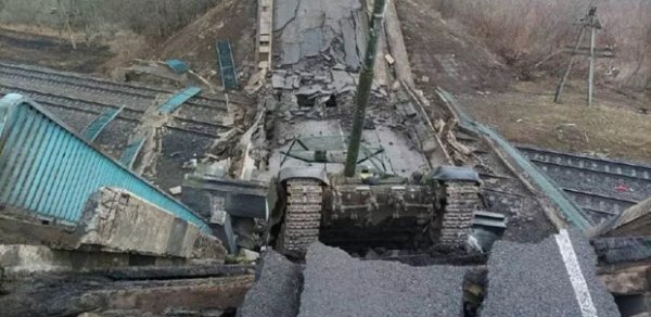 Nikolayevdə Rusiya tankı ilə birlikdə körpü partladıldı