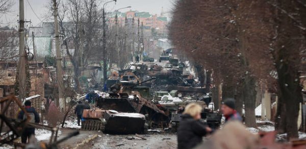 Ukrayna ordusu Rusiya tanklarına yanacaq daşıyan konvoyu dronlarla vurdu – FOTO