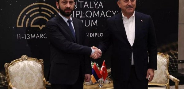 Türkiyə və Ermənistan xarici işlər nazirləri arasında görüş oldu