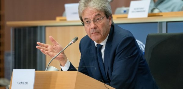 Avrokomissar: “Ukrayna xalqını silahla təmin etməliyik”
