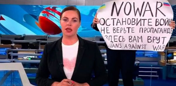 “Birinci Kanal”da müharibəyə etiraz edən qadın cərimələndi