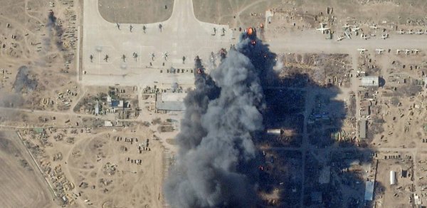 Ukrayna ordusu Xersonda rusların istifadə etdiyi aeroportu bombaladı
