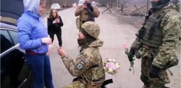 Şəhərlər dağıdılır, onlar isə evlənirlər - Savaşın ortasında EVLƏNƏNLƏR