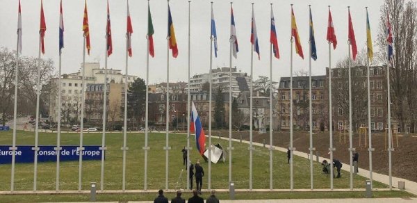 Avropa Şurasında Rusiya bayrağı endirildi - FOTO