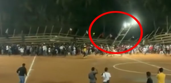 Futbol matçında faciə: Tribuna çöküb, 200-ə yaxın azarkeş xəsarət alıb - VİDEO