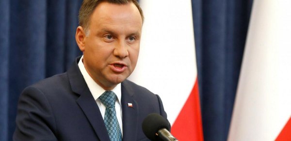 Baydenlə görüşə gedən Polşa prezidentinin təyyarəsi məcburi eniş etdi