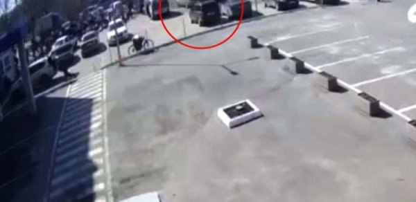 Xarkovda insanların humanitar yardım üçün toplaşdığı yerə raket düşdü – VİDEO