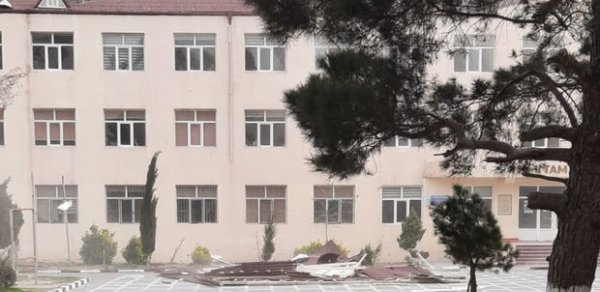 Güclü külək məktəbin damını uçurdu