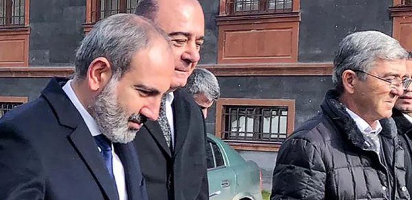 Paşinyan Gümrüdə etirazla qarşılandı