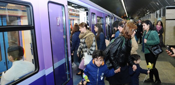 Bakı metrosunda nasazlıq yarandı - sərnişinlər qatardan düşürüldü