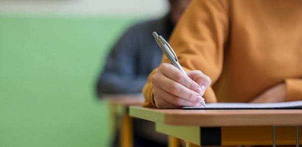 IX sinif şagirdləri buraxılış imtahanı verib, 1 nəfərdə mobil telefon aşkarlanıb
