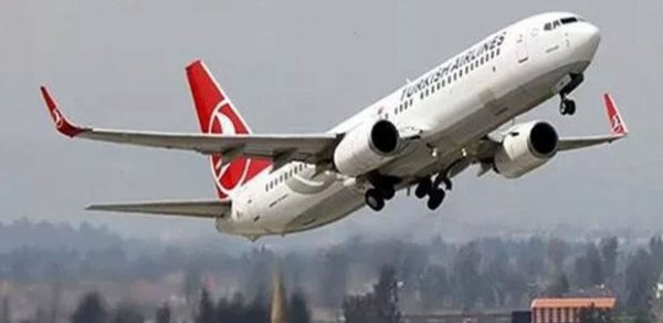 Türkiyədə sərnişin təyyarəsini ildırım vurdu, təcili eniş etdi