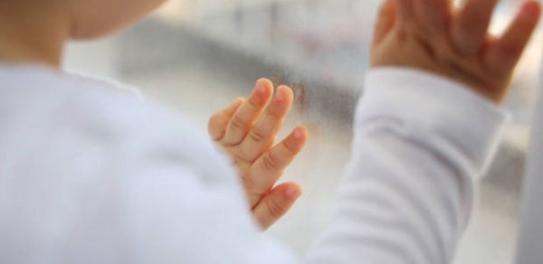 Məşhur aparıcının iki yaşlı oğlu onuncu mərtəbədən yıxılaraq öldü
