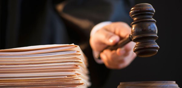 Polislərin formasını cırıb döyən şəxslərə hökm oxundu