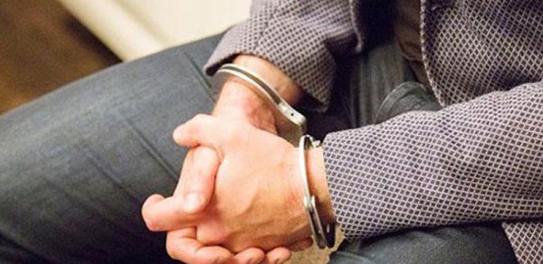 Azərbaycanda xəstə qızını dirəyə bağlayaraq işgəncə verən ata həbs edildi