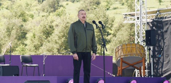 İlham Əliyev və Mehriban Əliyeva Şuşada Beynəlxalq Folklor Festivalında iştirak edirlər