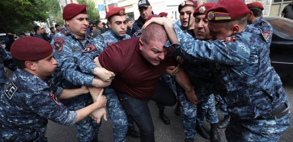 İrəvanda Paşinyan əleyhinə aksiyalar davam edir, 73 nəfər saxlanıldı
