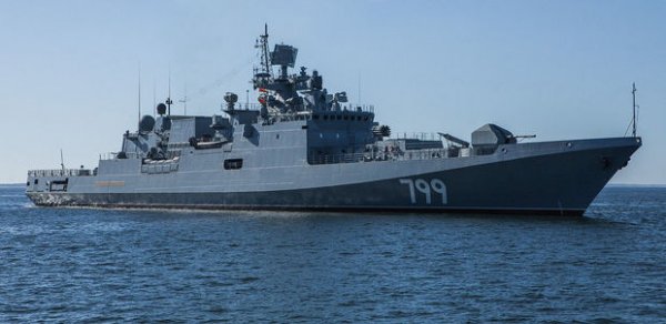 Rusiya donanmasını yenidən qruplaşdırır: “Admiral Makarov” kreyseri Qara dənizə daxil oldu