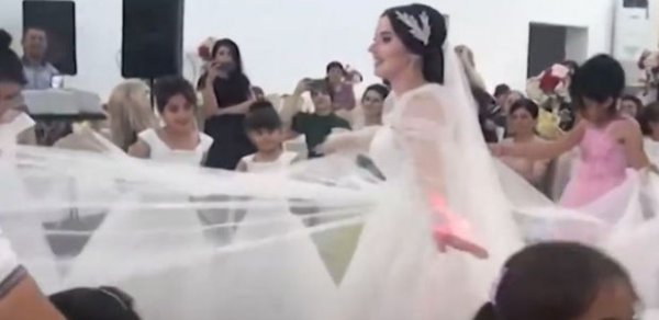 Sosial şəbəkə fenomeni olan müəllim Leyla Qarazadənin toyu oldu - VİDEO