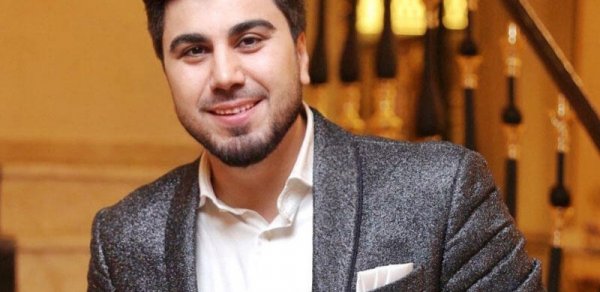 Azərbaycanlı müğənni bağda çəkilən verilişləri ələ saldı: "Tarzana oxşayırlar"