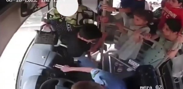 Azərbaycanda sürücü onu vuran qadını avtobusda təpiklədi - VİDEO