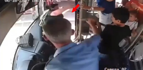 Qadını avtobusdan itələyib yıxan sürücü işdən çıxarıldı - VİDEO