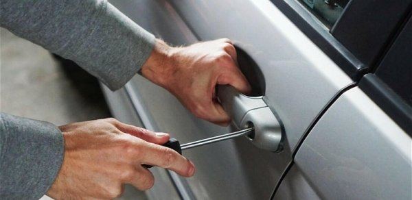 Bakıda “Range Rover”dən içərisində 920 manat olan çanta oğurlandı