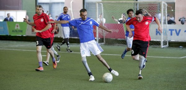 Protezlə təmin edilən qazilər futbol oynadı - FOTO