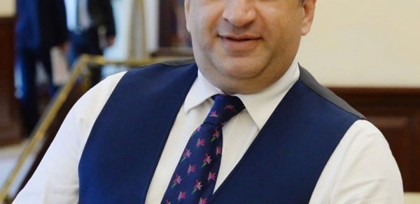 Həbsdə olan baş redaktor jurnalistləri təbrik etdi
