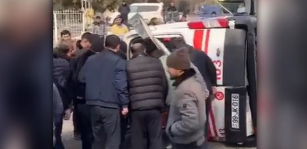 Bakıda xəstə daşıyan ambulans qəzaya düşdü - Yaralılar var