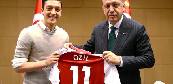 Özil siyasətə qoşuldu - Ərdoğanın partiyasına qatıldı